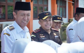 Monitoring MBG, Kajati Sulut Sambangi Bolsel 3 Wakajati Sulut Feri Tas bersama jajaran Kejati meninjau pelaksanaan Program Makan Bergizi Gratis (MBG) di SMP Negeri Molibagu, didampingi Bupati Bolsel Iskandar Kamaru dan jajaran Pemkab.