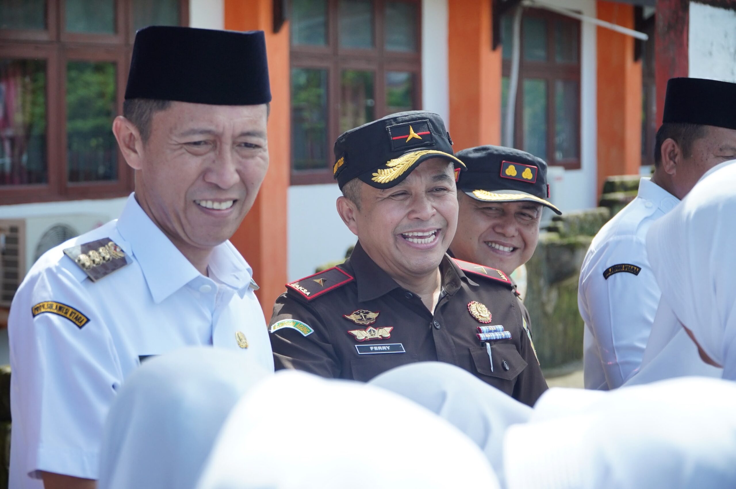 Wakajati Sulut Feri Tas bersama jajaran Kejati meninjau pelaksanaan Program Makan Bergizi Gratis (MBG) di SMP Negeri Molibagu, didampingi Bupati Bolsel Iskandar Kamaru dan jajaran Pemkab.