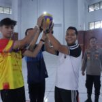 Kapolres Kotamobagu AKBP Irwanto, S.I.K., M.H., bersama peserta melakukan prosesi simbolis pembukaan Turnamen Bola Voli Pelajar se-Bolaang Mongondow Raya dalam rangka Hari Bhayangkara ke-80 di Gedung Dharma Wanita, Kotobangon, Kamis (11/6/2026). Sumber: Humas Polres Kotamobagu