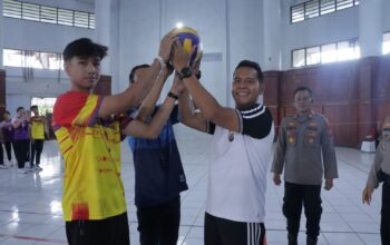 Kapolres Kotamobagu Buka Turnamen Voli Pelajar se-BMR 3 Kapolres Kotamobagu AKBP Irwanto, S.I.K., M.H., bersama peserta melakukan prosesi simbolis pembukaan Turnamen Bola Voli Pelajar se-Bolaang Mongondow Raya dalam rangka Hari Bhayangkara ke-80 di Gedung Dharma Wanita, Kotobangon, Kamis (11/6/2026). Sumber: Humas Polres Kotamobagu