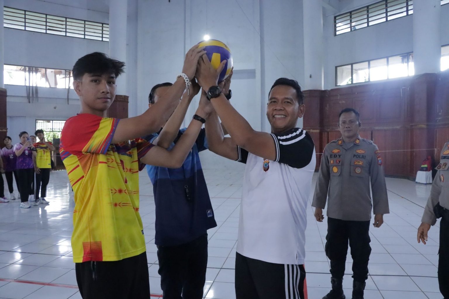 Kapolres Kotamobagu AKBP Irwanto, S.I.K., M.H., bersama peserta melakukan prosesi simbolis pembukaan Turnamen Bola Voli Pelajar se-Bolaang Mongondow Raya dalam rangka Hari Bhayangkara ke-80 di Gedung Dharma Wanita, Kotobangon, Kamis (11/6/2026). Sumber: Humas Polres Kotamobagu