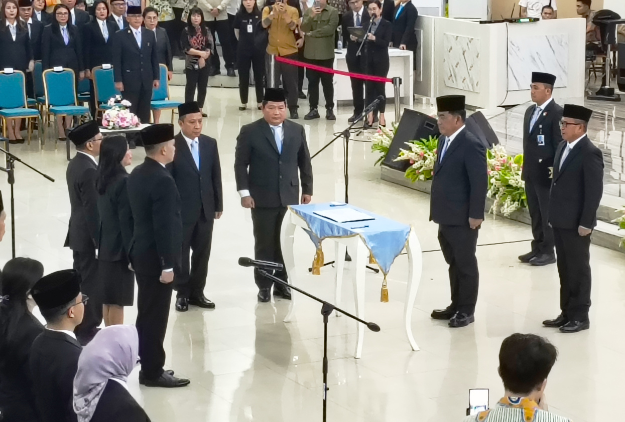Gubernur Yulius Selvanus (kanan depan), saat memimpin upacara pengambilan sumpah dan pelantikan 134 pejabat eselon III dan IV di lingkungan Pemprov Sulut yang berlangsung khidmat di Aula Mapalus Kantor Gubernur, Manado, Kamis (11/6/2026).