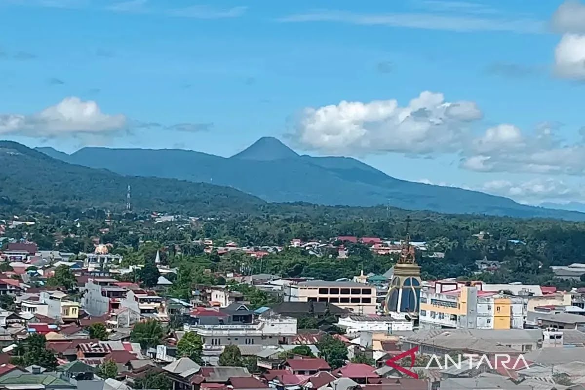 Gunung Soputan di Kabupaten Minahasa Tenggara, Sulawesi Utara. ANTARA/Karel A Polakitan
