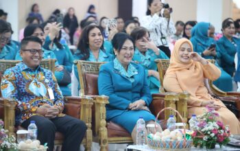 HKG ke-54: Pemprov Sulut Dorong Ekonomi Keluarga lewat Gerakan PKK 3 Ketua TP-PKK Sulut Ny. Anik Yulius Selvanus bersama Sekda Provinsi Sulut Tahlis Gallang dalam peringatan HKG PKK ke-54 di Manado, Sabtu (13/6/2026). Sumber: Humas Pemprov Sulut