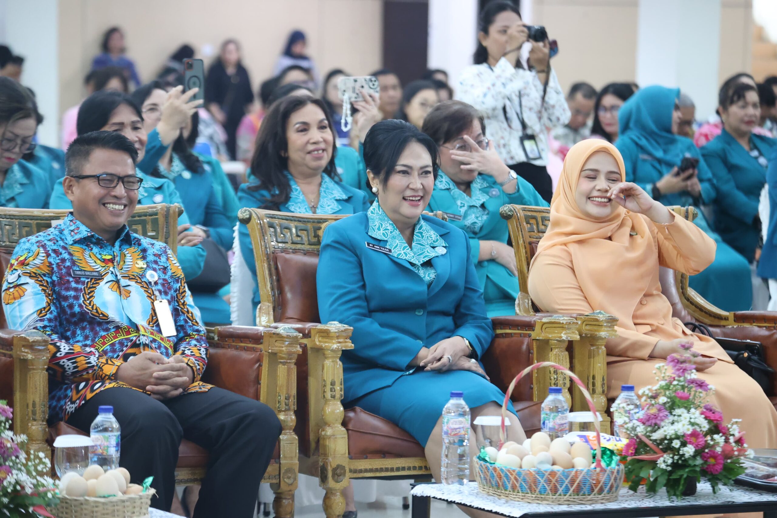 Ketua TP-PKK Sulut Ny. Anik Yulius Selvanus bersama Sekda Provinsi Sulut Tahlis Gallang dalam peringatan HKG PKK ke-54 di Manado, Sabtu (13/6/2026). Sumber: Humas Pemprov Sulut