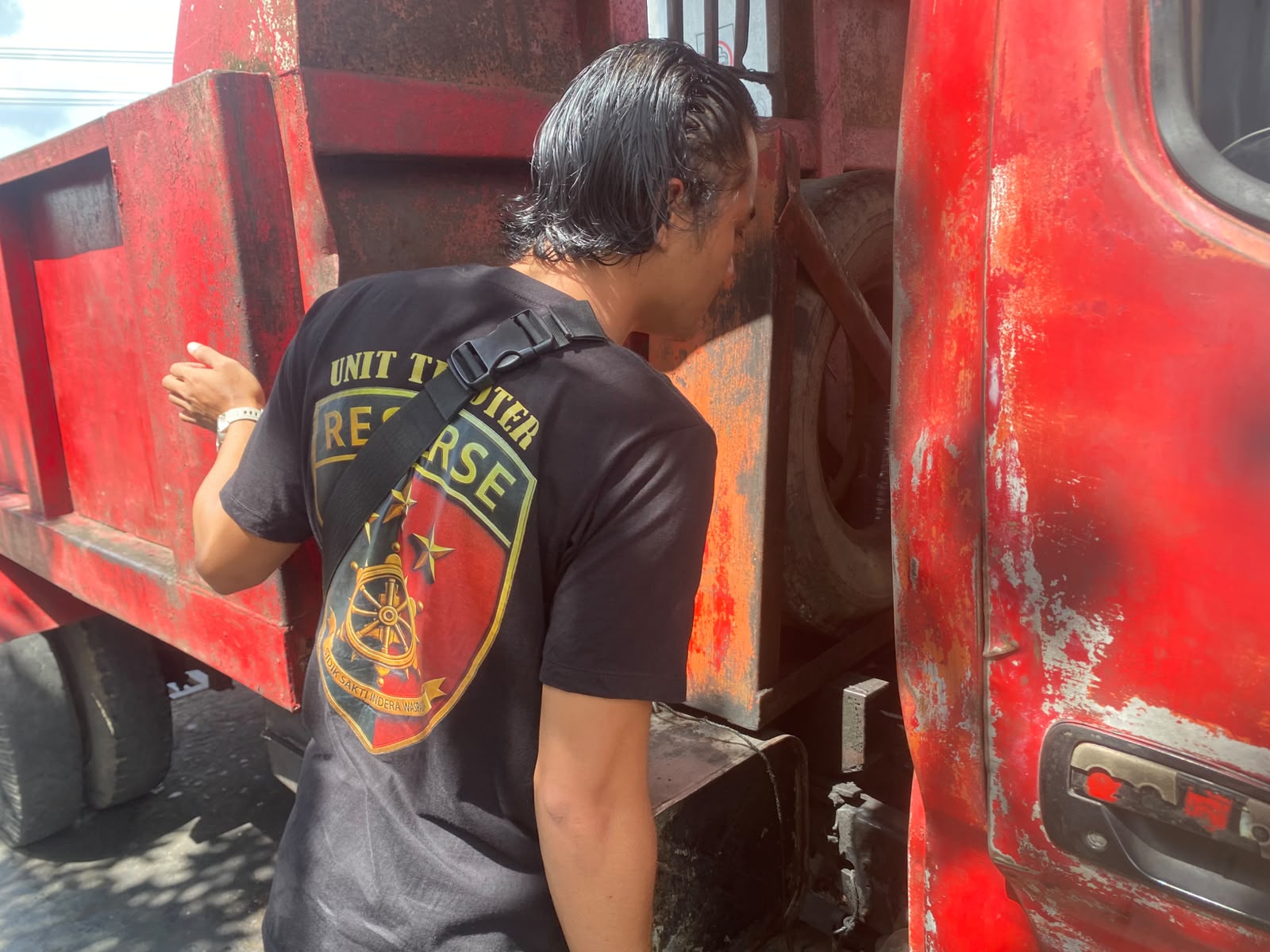 Personel Polres Kotamobagu memeriksa kendaraan truk dan mencocokkan QR Code MyPertamina dengan STNK pengendara di SPBU Matali, Senin (15/6/2026), dalam rangka penertiban distribusi BBM bersubsidi.