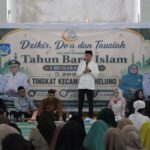 Bupati Bolsel, Iskandar Kamaru, memberikan sambutan dalam acara dzikir dan tausiah menyambut Tahun Baru Islam 1 Muharram 1448 Hijriah. Kehadiran beliau menegaskan dukungan pemerintah daerah terhadap penguatan nilai spiritual masyarakat Kecamatan Helumo. Foto: Diskominfo Bolsel