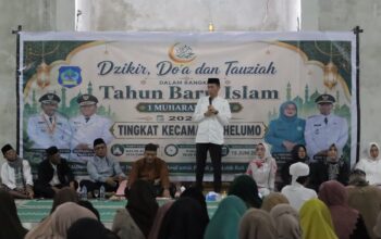 Bupati Bolsel, Iskandar Kamaru, memberikan sambutan dalam acara dzikir dan tausiah menyambut Tahun Baru Islam 1 Muharram 1448 Hijriah. Kehadiran beliau menegaskan dukungan pemerintah daerah terhadap penguatan nilai spiritual masyarakat Kecamatan Helumo. Foto: Diskominfo Bolsel