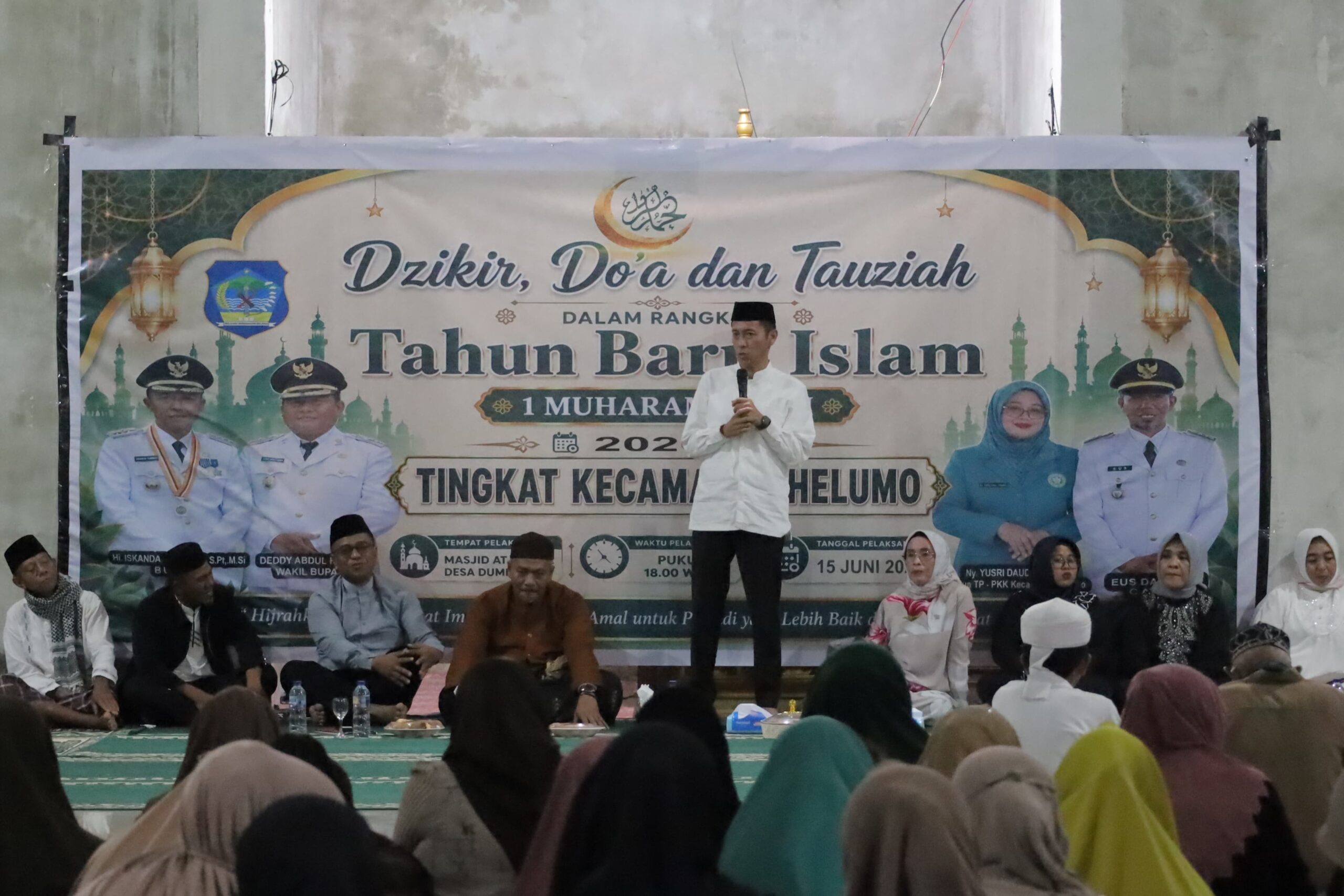 Bupati Bolsel, Iskandar Kamaru, memberikan sambutan dalam acara dzikir dan tausiah menyambut Tahun Baru Islam 1 Muharram 1448 Hijriah. Kehadiran beliau menegaskan dukungan pemerintah daerah terhadap penguatan nilai spiritual masyarakat Kecamatan Helumo. Foto: Diskominfo Bolsel