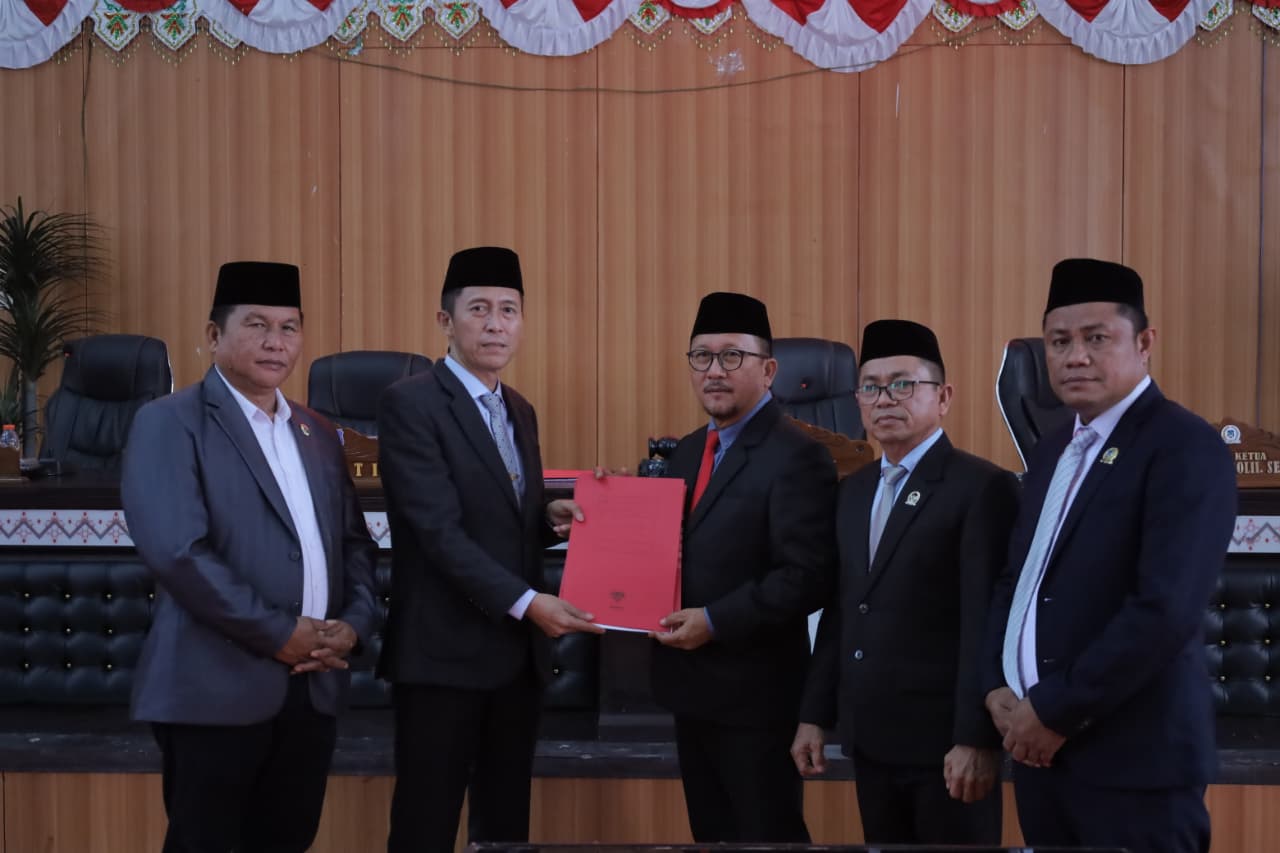 Bupati Bolsel Iskandar Kamaru bersama Ketua DPRD Arifin Olii secara resmi menandatangani nota kesepakatan pengesahan Ranperda Pertanggungjawaban APBD 2025 dalam Rapat Paripurna di Ruang Sidang DPRD, Panango, Rabu (17/6/2026).