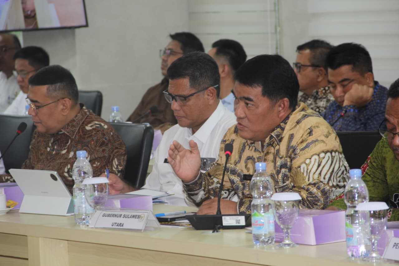 Gubernur Yulius Selvanus saat memberikan pemaparan dalam Rapat Dengar Pendapat bersama BAP DPD RI di Gedung Parlemen, Senayan, Jakarta, Rabu (17/6/2026).