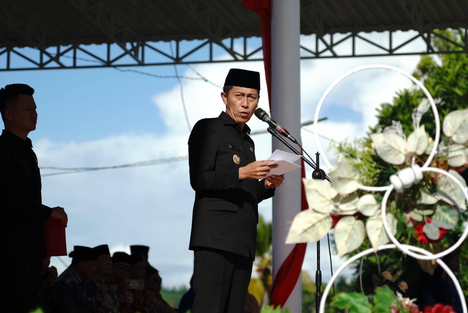 Bupati Bolsel Iskandar Kamaru menyampaikan ultimatum kepada camat dan sangadi agar tidak terlibat dalam praktik jual beli lahan ilegal saat Rapat Paripurna DPRD Bolsel di Panango.