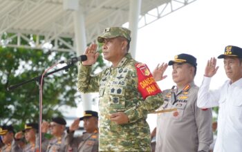 Prabowo Tunda Kunjungan ke Bolsel, Pemkab dan TNI-Polri Tetap Siaga 4 Danrem 131/Santiago Brigjen TNI Yuri Elias Mamahi bersama Bupati Bolsel H. Iskandar Kamaru saat memimpin gladi bersih pengamanan VVIP di Alun-alun Bolsel, Kecamatan Bolaang Uki, Rabu (24/6/2026).