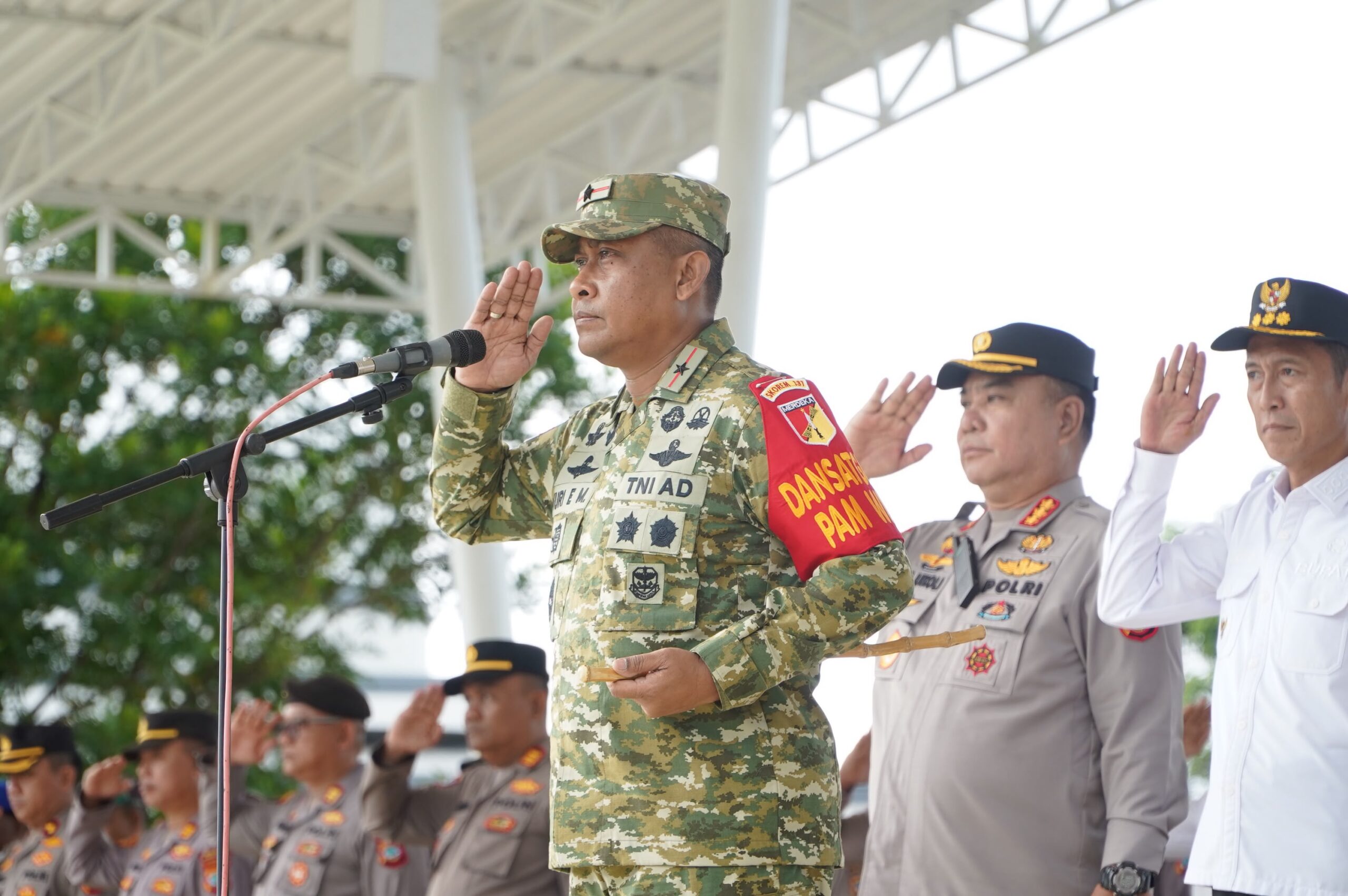 Danrem 131/Santiago Brigjen TNI Yuri Elias Mamahi bersama Bupati Bolsel H. Iskandar Kamaru saat memimpin gladi bersih pengamanan VVIP di Alun-alun Bolsel, Kecamatan Bolaang Uki, Rabu (24/6/2026).