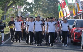 Kapolres Kotamobagu, AKBP Irwanto memimpin rombongan jalan sehat di barisan depan bersama para Pejabat Utama (PJU) Polres dan peserta lainnya. Kegiatan ini merupakan bagian dari rangkaian perayaan HUT Bhayangkara ke-80 tahun 2026.