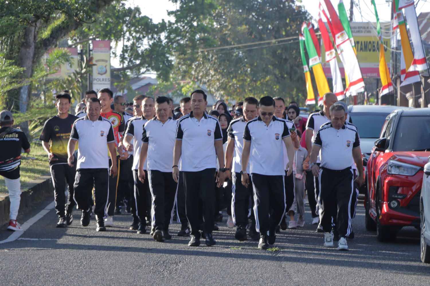 Kapolres Kotamobagu, AKBP Irwanto memimpin rombongan jalan sehat di barisan depan bersama para Pejabat Utama (PJU) Polres dan peserta lainnya. Kegiatan ini merupakan bagian dari rangkaian perayaan HUT Bhayangkara ke-80 tahun 2026.