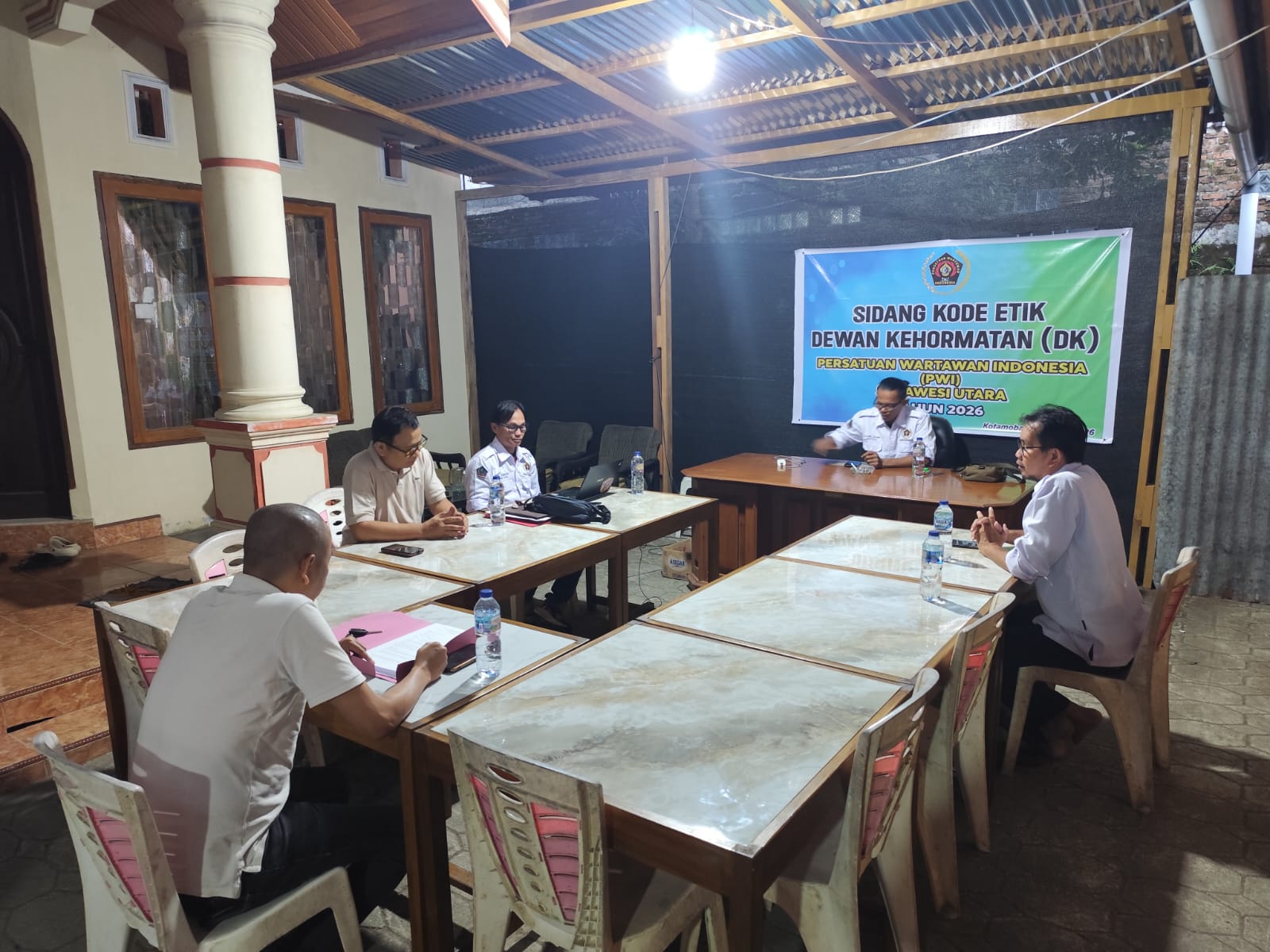 Suasana penetapan SK Dewan Kehormatan PWI Sulut terkait sanksi etik terhadap anggota PWI di Kotamobagu, Jumat (26/6/2026).