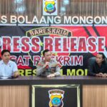 KBO Reskrim Polres Bolmong IPDA Dickson R.M. Tindas (tengah) bersama Kanit Tipidter Bripka Rizky Marsel Sudiro (kiri), dan Kasi Humas Aipda Sutarwoto saat konferensi pers penuntasan empat kasus pidana khusus, termasuk PETI dan BBM ilegal, Graha Tatah Trawang Tungga Polres Bolmong. Foto: Sulutplus/Humas Polres Bolmong
