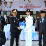Kapolres Boltim AKBP Golfried Hasiholan Pakpahan memberikan penghargaan kepada anggota paskibraka dalam Upacara Hari Lahir Pancasila 2026 bersama Pemkab Boltim, sebagai wujud sinergi Polri dan pemerintah daerah menjaga persatuan serta kamtibmas kondusif.