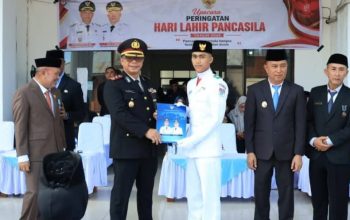 Kapolres Boltim AKBP Golfried Hasiholan Pakpahan memberikan penghargaan kepada anggota paskibraka dalam Upacara Hari Lahir Pancasila 2026 bersama Pemkab Boltim, sebagai wujud sinergi Polri dan pemerintah daerah menjaga persatuan serta kamtibmas kondusif.