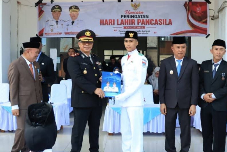 Kapolres Boltim AKBP Golfried Hasiholan Pakpahan memberikan penghargaan kepada anggota paskibraka dalam Upacara Hari Lahir Pancasila 2026 bersama Pemkab Boltim, sebagai wujud sinergi Polri dan pemerintah daerah menjaga persatuan serta kamtibmas kondusif.