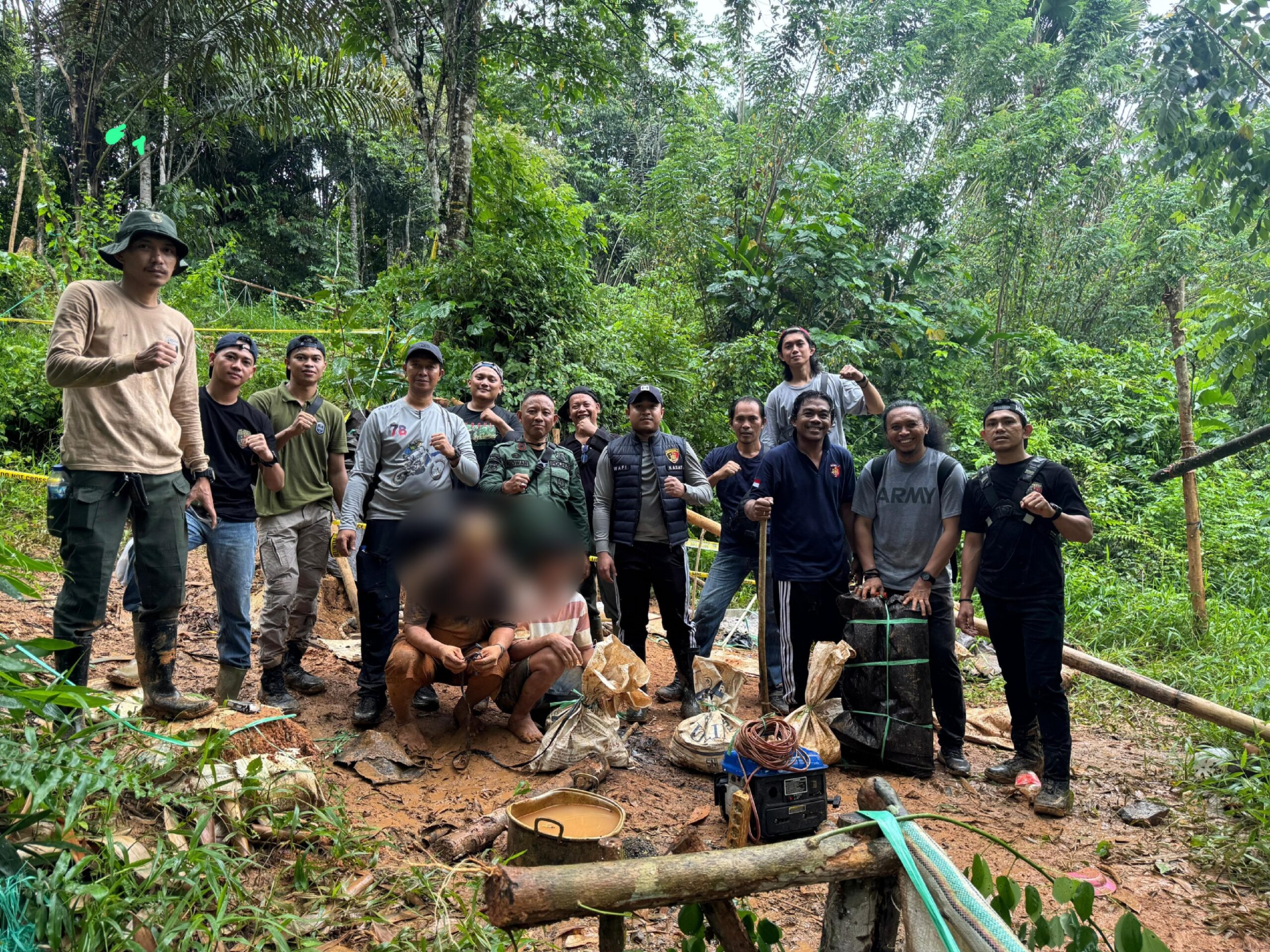 Dua pelaku penambangan ilegal (depan) diamankan tim gabungan Polres Kotamobagu dan Balai TNBNW saat operasi penertiban PETI di Pegunungan Omomali, Desa Mengkang, Kecamatan Lolayan, Bolmong, Jumat (05/06/2026). Foto: Humas Polres Kotamobagu.