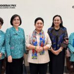 Ketua TP-PKK Sulut Ny. Anik Yulius Selvanus menyambut Ketua Komisi IV DPR RI Titiek Soeharto dalam kunjungan kerja di Manado, Sabtu (6/6/2026). Pertemuan ini menegaskan komitmen sinergi untuk memperkuat sektor pertanian, kehutanan, serta kelautan dan perikanan di Sulawesi Utara. Foto: TP-PKK Sulut