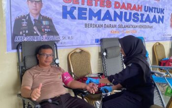 Hari Bhayangkara ke-80, Kapolres Boltim Pimpin Aksi Donor Darah 4 Kapolres Boltim AKBP Golfried Hasiholan Pakpahan mengacungkan jempol saat mendonorkan darahnya dalam acara peringatan Hari Bhayangkara ke-80. Kegiatan ini berlangsung di Aula Sanika Satyawada dengan latar belakang spanduk bertema "Setetes Darah untuk Kemanusiaan", Kamis (11/6/2026).