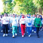 Ketua TP-PKK Sulut, Ny. Anik Yulius Selvanus (tengah), memimpin jalan sehat bersama ratusan kader PKK, organisasi perempuan, dan unsur Pemprov Sulut dalam rangka peringatan Hari Kesatuan Gerak (HKG) PKK ke-54 di Manado, Jumat (12/6/2026). Kegiatan ini menjadi momentum memperkuat komitmen kader PKK untuk terus hadir mendampingi masyarakat dan meningkatkan kesejahteraan keluarga. Foto: Humas Pemprov Sulut.