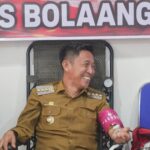 Bupati Iskandar Kamaru, saat mendonorkan darahnya dalam rangka bakti kesehatan menyambut HUT Bhayangkara ke-80 di Mako Polres Bolsel, Senin (22/6/2026). Sumber Foto: Diskominfo Bolsel