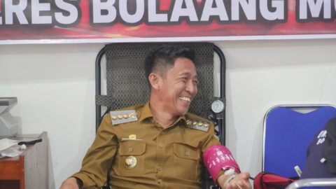 Sambut HUT Bhayangkara ke-80, Bupati Bolsel Ikut Donor Darah 8 Bupati Iskandar Kamaru, saat mendonorkan darahnya dalam rangka bakti kesehatan menyambut HUT Bhayangkara ke-80 di Mako Polres Bolsel, Senin (22/6/2026). Sumber Foto: Diskominfo Bolsel