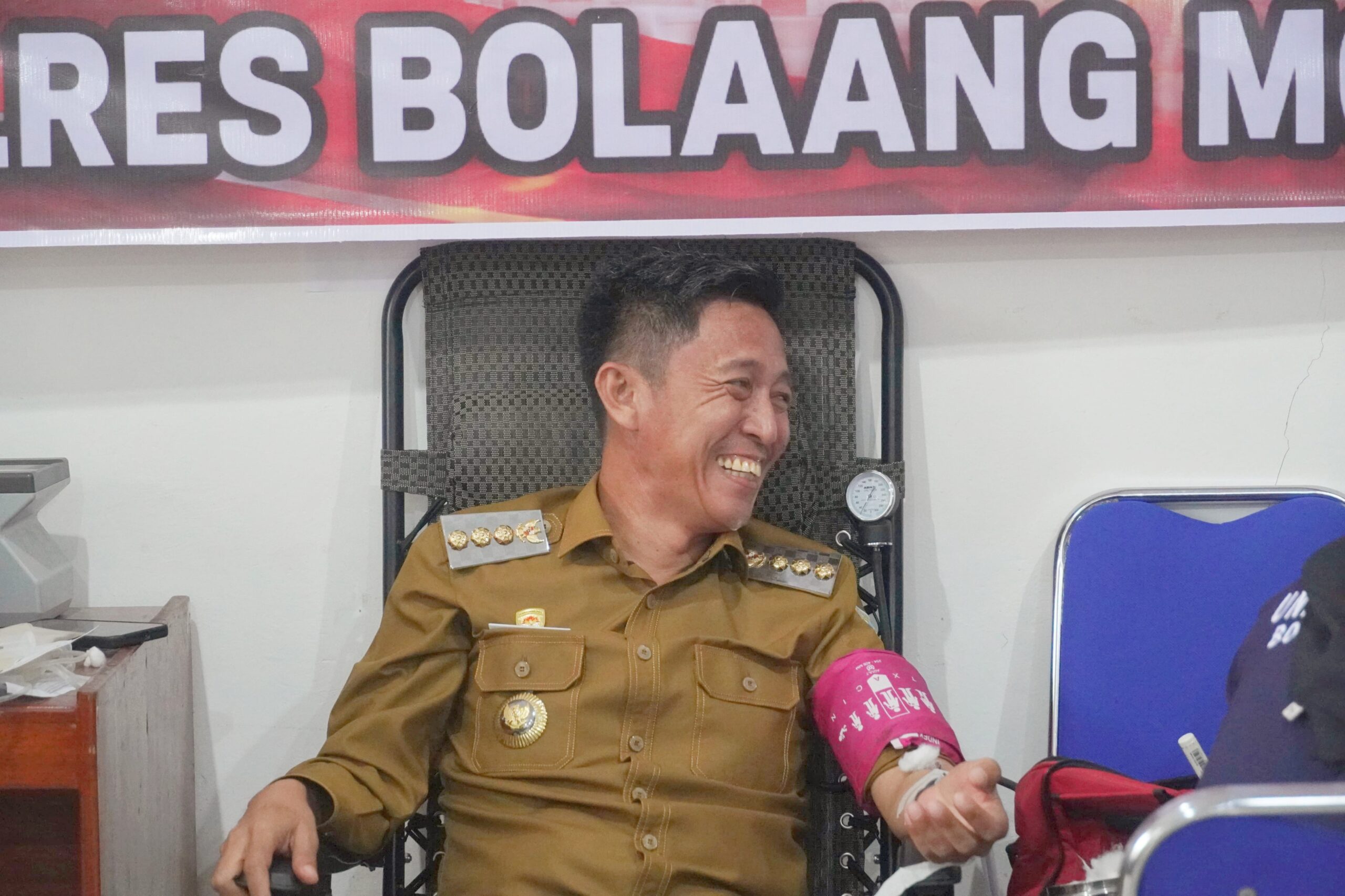 Bupati Iskandar Kamaru, saat mendonorkan darahnya dalam rangka bakti kesehatan menyambut HUT Bhayangkara ke-80 di Mako Polres Bolsel, Senin (22/6/2026). Sumber Foto: Diskominfo Bolsel