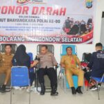 Kapolres Bolsel, AKBP Kuntadi Budi Pranoto, saat mendonorkan darah dalam aksi bakti kesehatan menyambut HUT Bhayangkara ke-80 di Aula Polres Bolsel, Senin (22/6/2026).