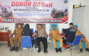 Sambut HUT Bhayangkara ke-80, Polres Bolsel Gelar Donor Darah 3 Kapolres Bolsel, AKBP Kuntadi Budi Pranoto, saat mendonorkan darah dalam aksi bakti kesehatan menyambut HUT Bhayangkara ke-80 di Aula Polres Bolsel, Senin (22/6/2026).