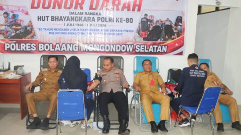 Sambut HUT Bhayangkara ke-80, Polres Bolsel Gelar Donor Darah 9 Kapolres Bolsel, AKBP Kuntadi Budi Pranoto, saat mendonorkan darah dalam aksi bakti kesehatan menyambut HUT Bhayangkara ke-80 di Aula Polres Bolsel, Senin (22/6/2026).