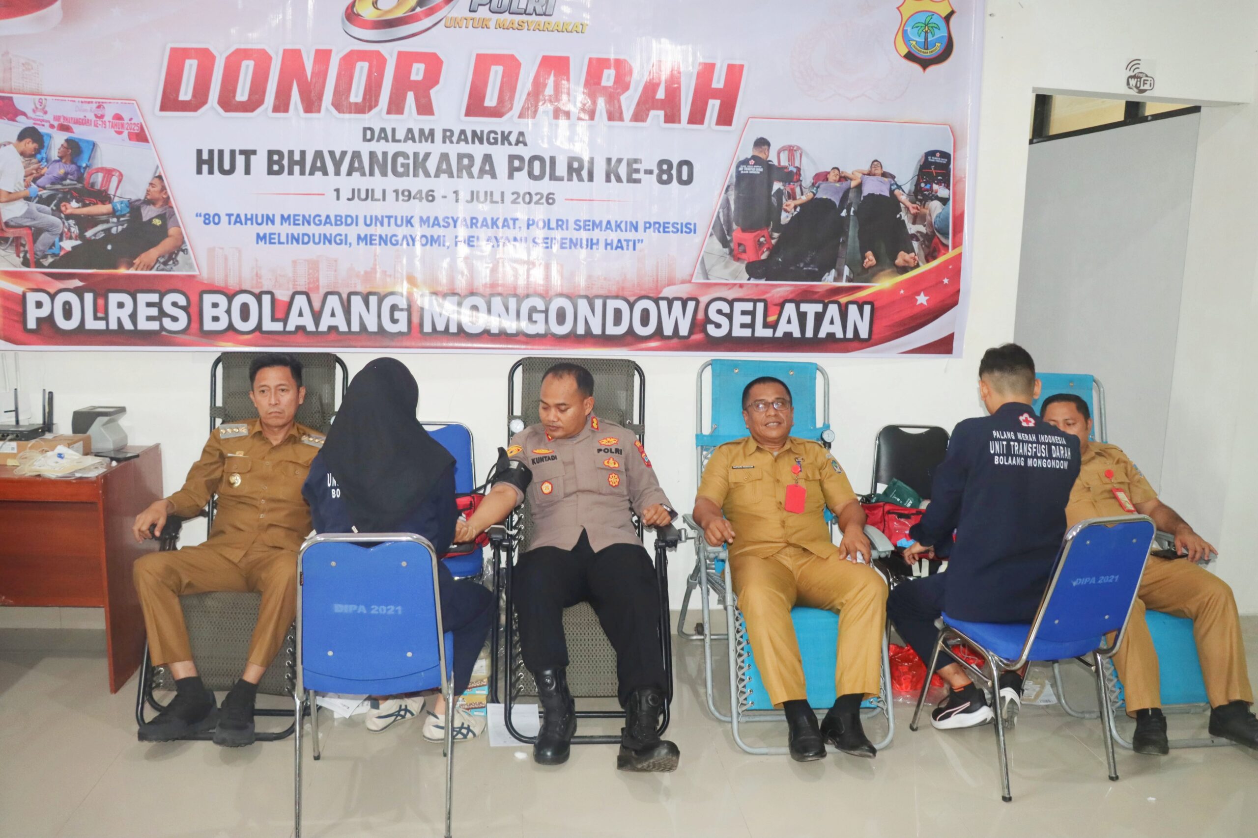 Kapolres Bolsel, AKBP Kuntadi Budi Pranoto, saat mendonorkan darah dalam aksi bakti kesehatan menyambut HUT Bhayangkara ke-80 di Aula Polres Bolsel, Senin (22/6/2026).