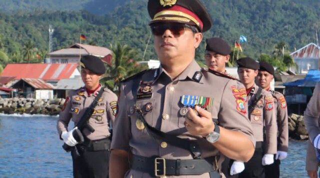 Pimpin Upacara Tabur Bunga Hari Bhayangkara ke-80, Kapolres Boltim Ajak Personel Teladani Pahlawan   