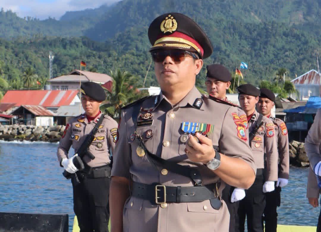 Kapolres Boltim AKBP Golfried Hasiholan memimpin prosesi pelarungan dan tabur bunga di Dermaga Kotabunan bersama jajaran Polres Boltim dalam rangka memperingati Hari Bhayangkara ke-80, Selasa (23/6/2026).