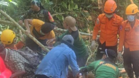 Tim gabungan mengevakuasi salah satu korban longsor yang ditemukan di area tambang PT BDL, Desa Mopait, Kecamatan Lolayan, Bolmong, Minggu (28/6/2026).