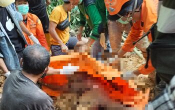 Tim gabungan mengevakuasi salah satu korban longsor yang ditemukan di sekitar area tambang PT BDL, Desa Mopait, Kecamatan Lolayan, Bolmong, Minggu (28/6/2026).