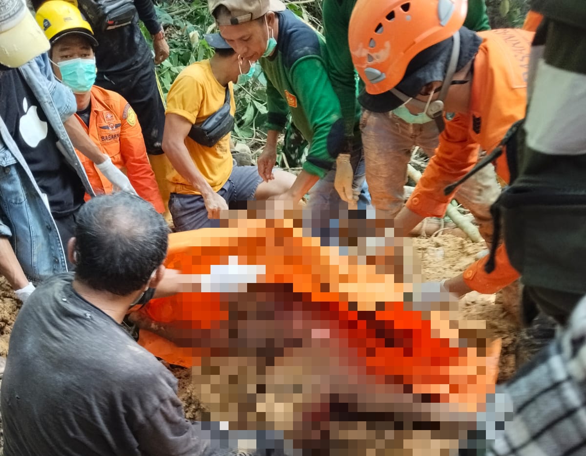 Tim gabungan mengevakuasi salah satu korban longsor yang ditemukan di sekitar area tambang PT BDL, Desa Mopait, Kecamatan Lolayan, Bolmong, Minggu (28/6/2026).