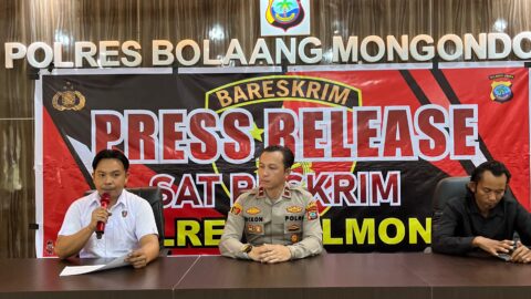 KBO Reskrim Polres Bolmong IPDA Dickson R.M. Tindas (tengah) bersama didampingi Kanit Tipidter Bripka Rizky Marsel Sudiro dan Kasi Humas Aipda Sutarwoso saat konferensi pers penuntasan empat kasus pidana khusus, termasuk PETI dan BBM ilegal, di Aula Polres Bolmong.