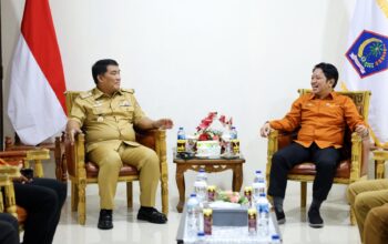 Gubernur Yulius Selvanus bersama Wakil Kepala BPS RI Dr. Sonny Harry Budi Utomo Harmadi saat meresmikan pencanangan Sensus Ekonomi 2026 di Aula Mapalus Kantor Gubernur, Selasa (30/6/2026).