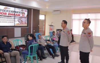 Kapolres Kotamobagu, AKBP Irwanto, saat meninjau pelaksanaan donor darah dalam rangka Hari Bhayangkara ke-80 di Polres Kotamobagu, Rabu (24/6/2026). Kasat Reskrim IPTU Ahmad Waafi turut mendonorkan darah sebagai wujud kepedulian sosial.