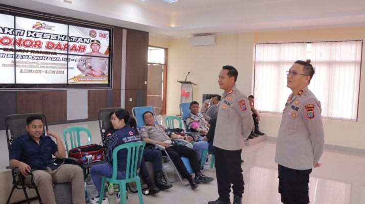 Kapolres Kotamobagu, AKBP Irwanto, saat meninjau pelaksanaan donor darah dalam rangka Hari Bhayangkara ke-80 di Polres Kotamobagu, Rabu (24/6/2026). Kasat Reskrim IPTU Ahmad Waafi turut mendonorkan darah sebagai wujud kepedulian sosial.