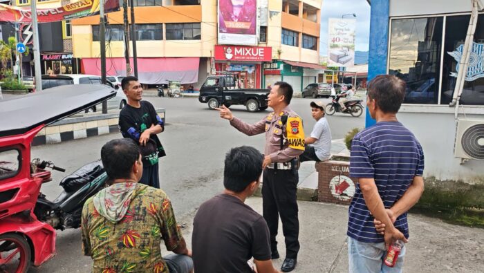 Operasi Patuh Lokon 2026 di Kotamobagu: Kasat Lantas AKP Luster Simanjuntak mengedepankan edukasi persuasif agar kesadaran tertib berlalu lintas tumbuh dari hati.