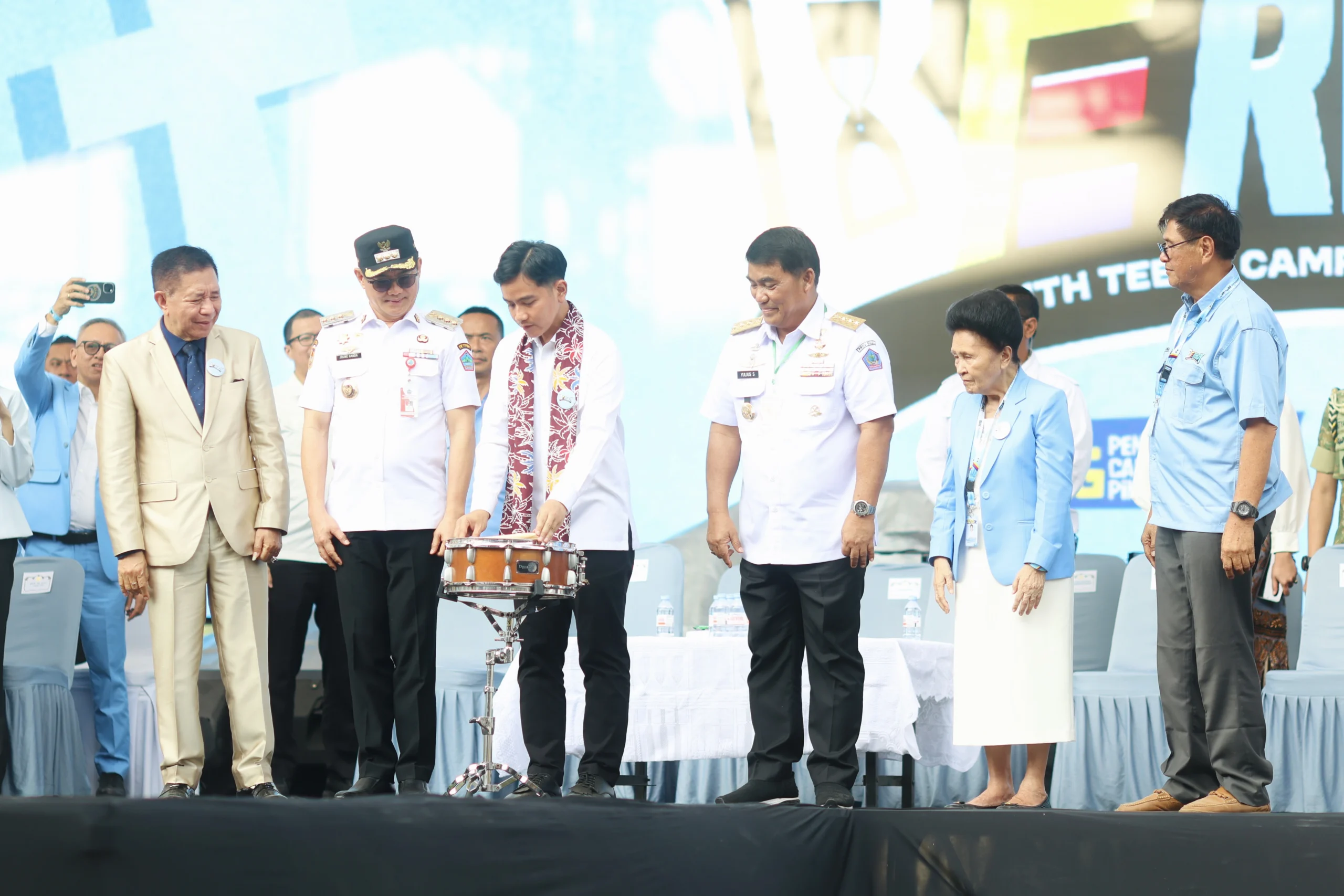 Wakil Presiden Gibran Rakabuming didampingi Gubernur Sulawesi Utara Yulius Selvanus saat membuka Perkemahan Pemuda GPDI di Desa Pinilih, Minahasa Utara, Senin (29/6/2026).