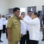 Ketua Umum PMI Pusat Muhammad Jusuf Kalla didampingi Gubernur Sulut Yulius Selvanus saat melantik Pengurus Provinsi PMI Sulawesi Utara periode 2026-2031 di Wisma Negara Bumi Beringin, Manado, Senin (15/6/2026).