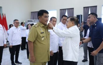 Ketua Umum PMI Pusat Muhammad Jusuf Kalla didampingi Gubernur Sulut Yulius Selvanus saat melantik Pengurus Provinsi PMI Sulawesi Utara periode 2026-2031 di Wisma Negara Bumi Beringin, Manado, Senin (15/6/2026).
