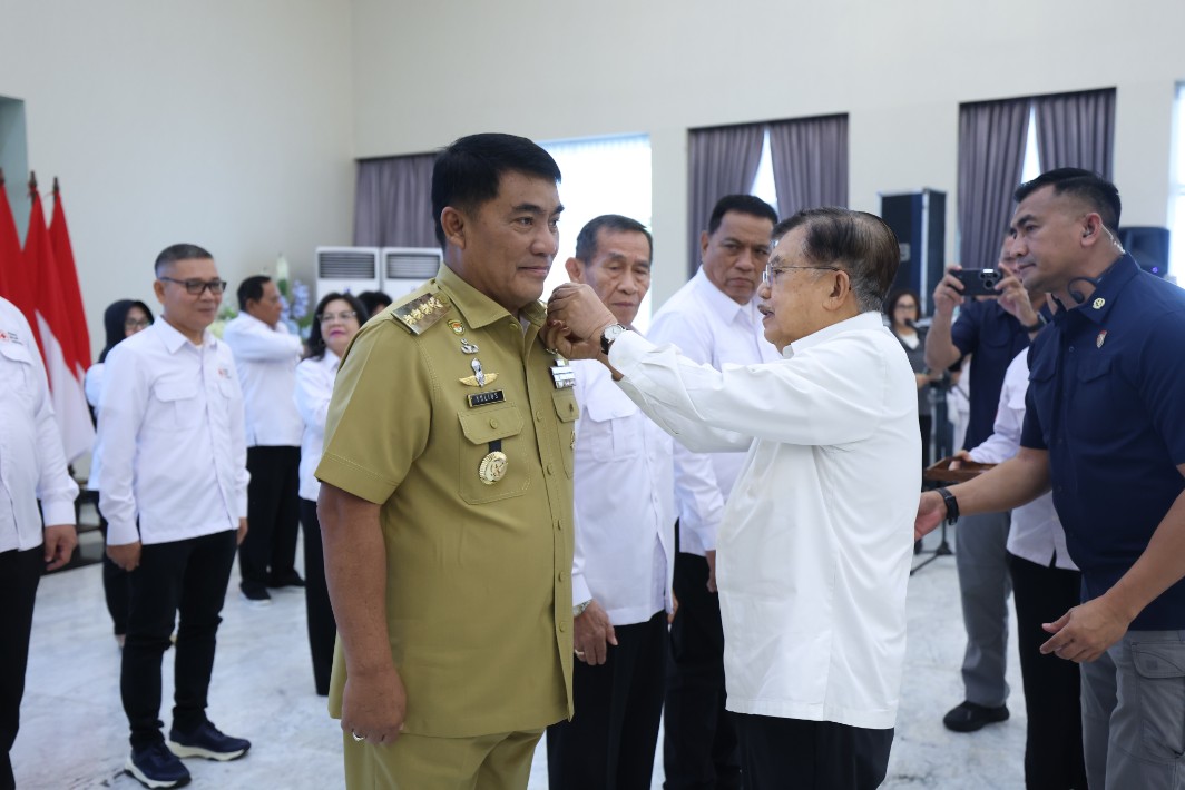 Ketua Umum PMI Pusat Muhammad Jusuf Kalla didampingi Gubernur Sulut Yulius Selvanus saat melantik Pengurus Provinsi PMI Sulawesi Utara periode 2026-2031 di Wisma Negara Bumi Beringin, Manado, Senin (15/6/2026).